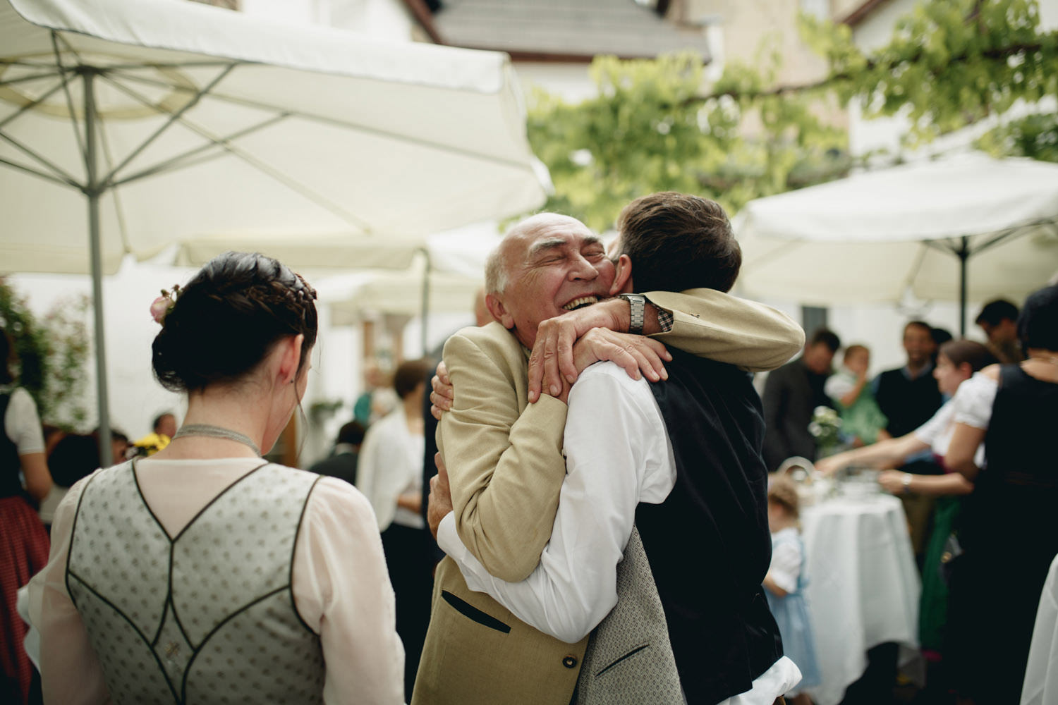 greeting the groom after perchtoldsdorf wedding