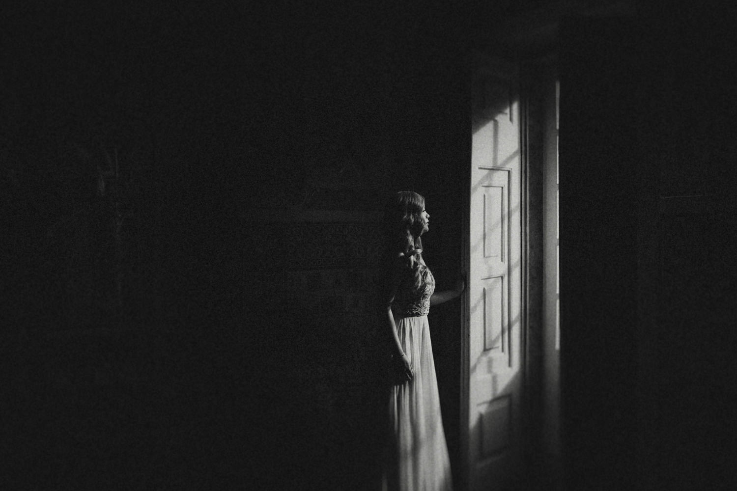 bride waiting before lisbon wedding ceremony