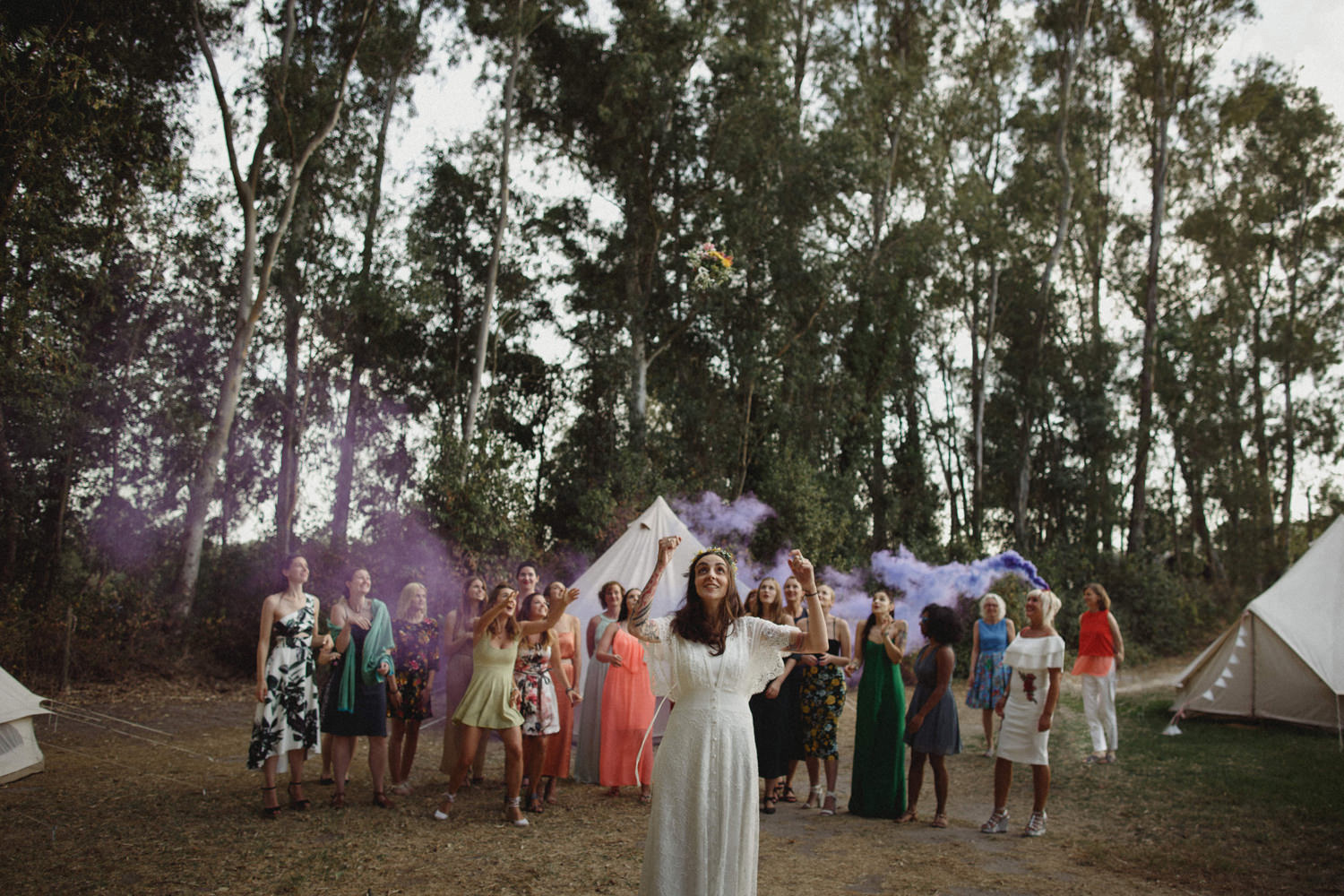 bouquet tossing with purple smoke bomb on a boho wedding in portugal